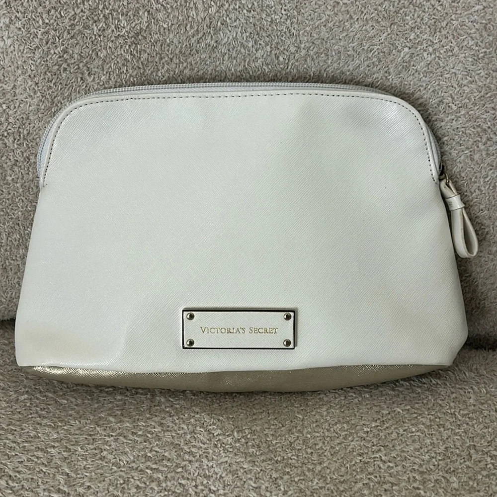 Victoria’s Secret Clutch/Cosmetic Bag
10”x6”x3”
Bone and Gold - Picture 1 of 5